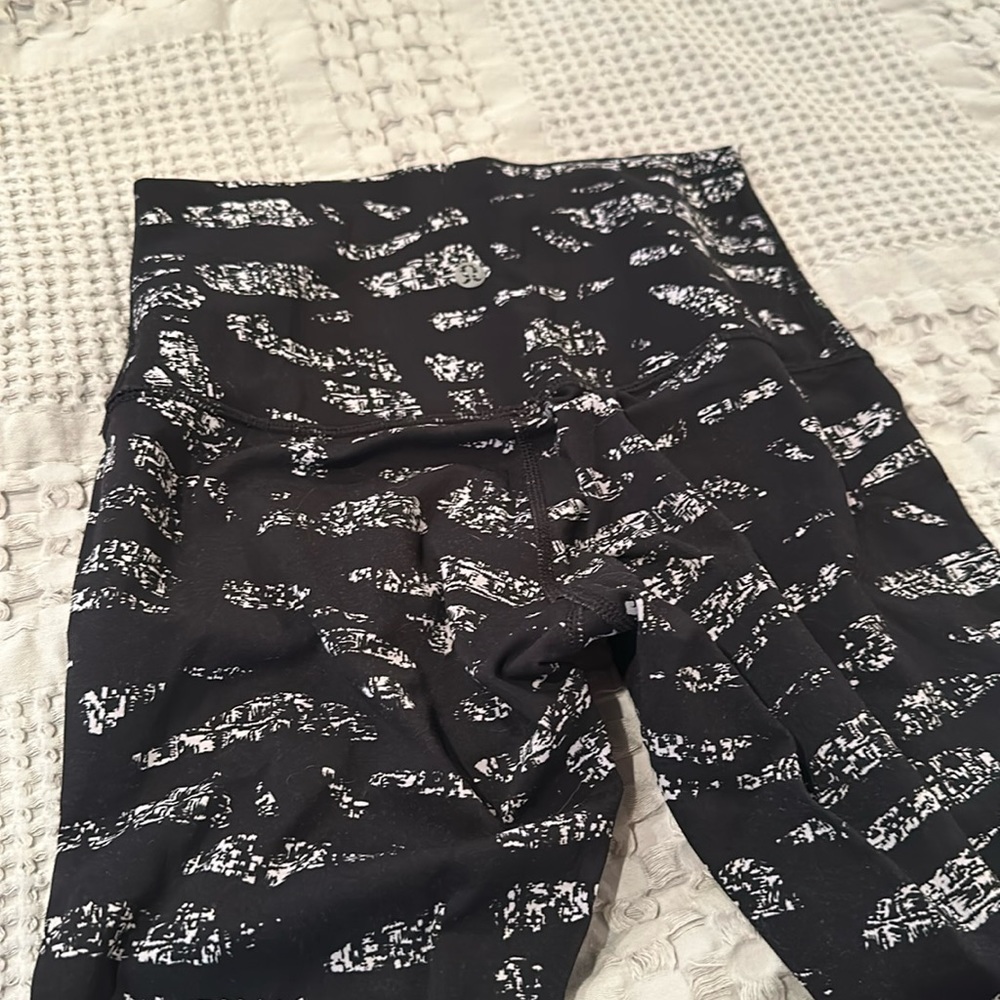 Like new Lululemon leggings size 6